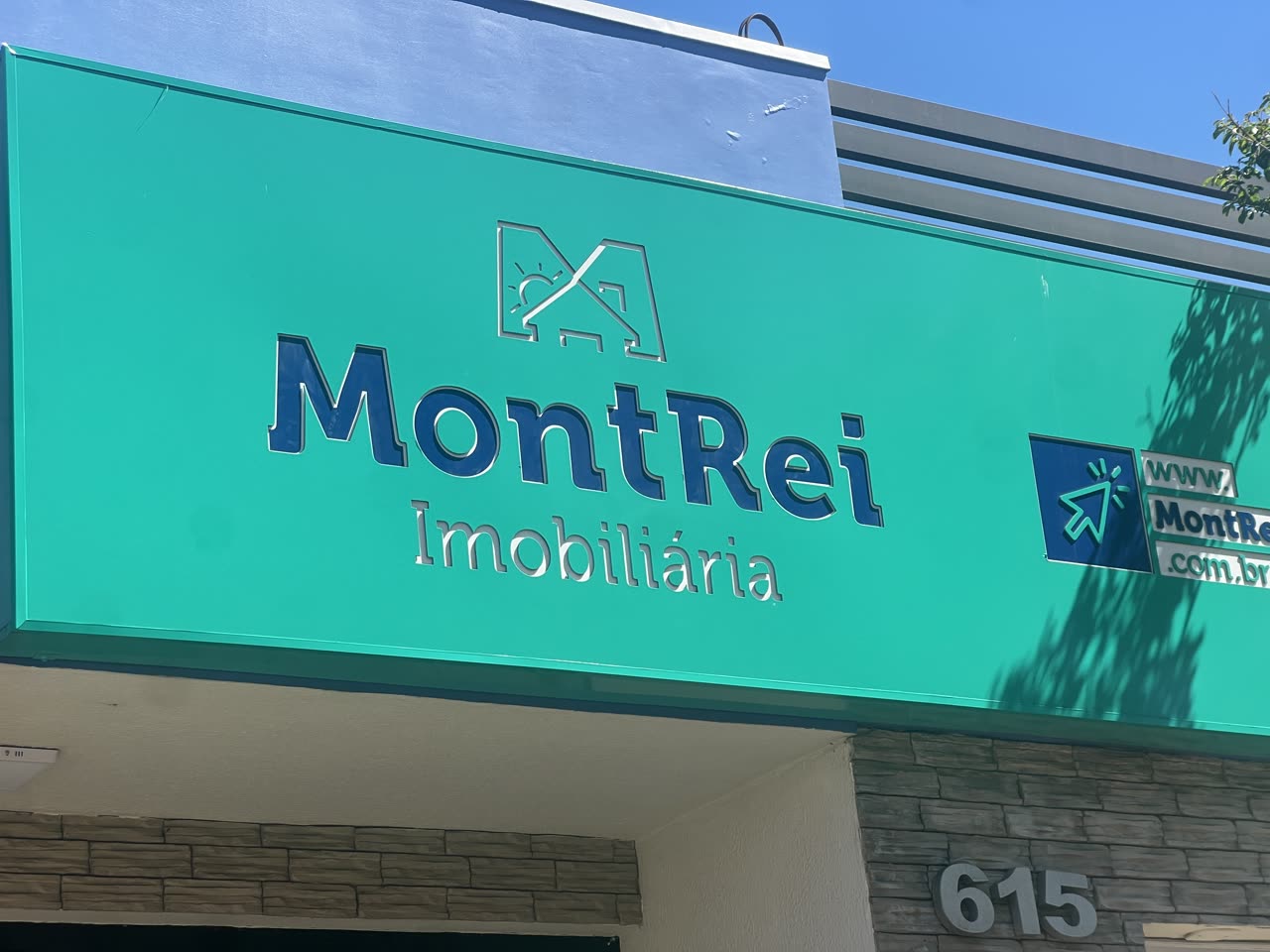 Letreiro da Imobiliária MontRei na fachada do escritório em Palmas/PR
